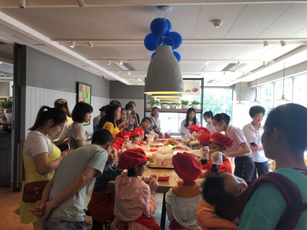 富德生命人寿柳州中支举办汉堡DIY亲子活动回馈客户