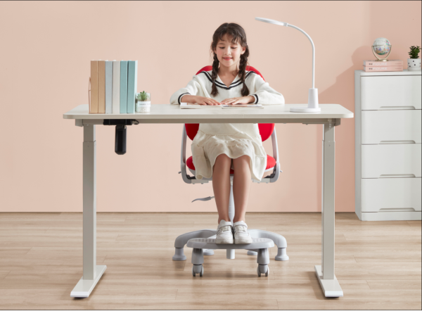 想买学习桌椅可家里的固定桌子换不了？护童高几椅，百搭千万桌！