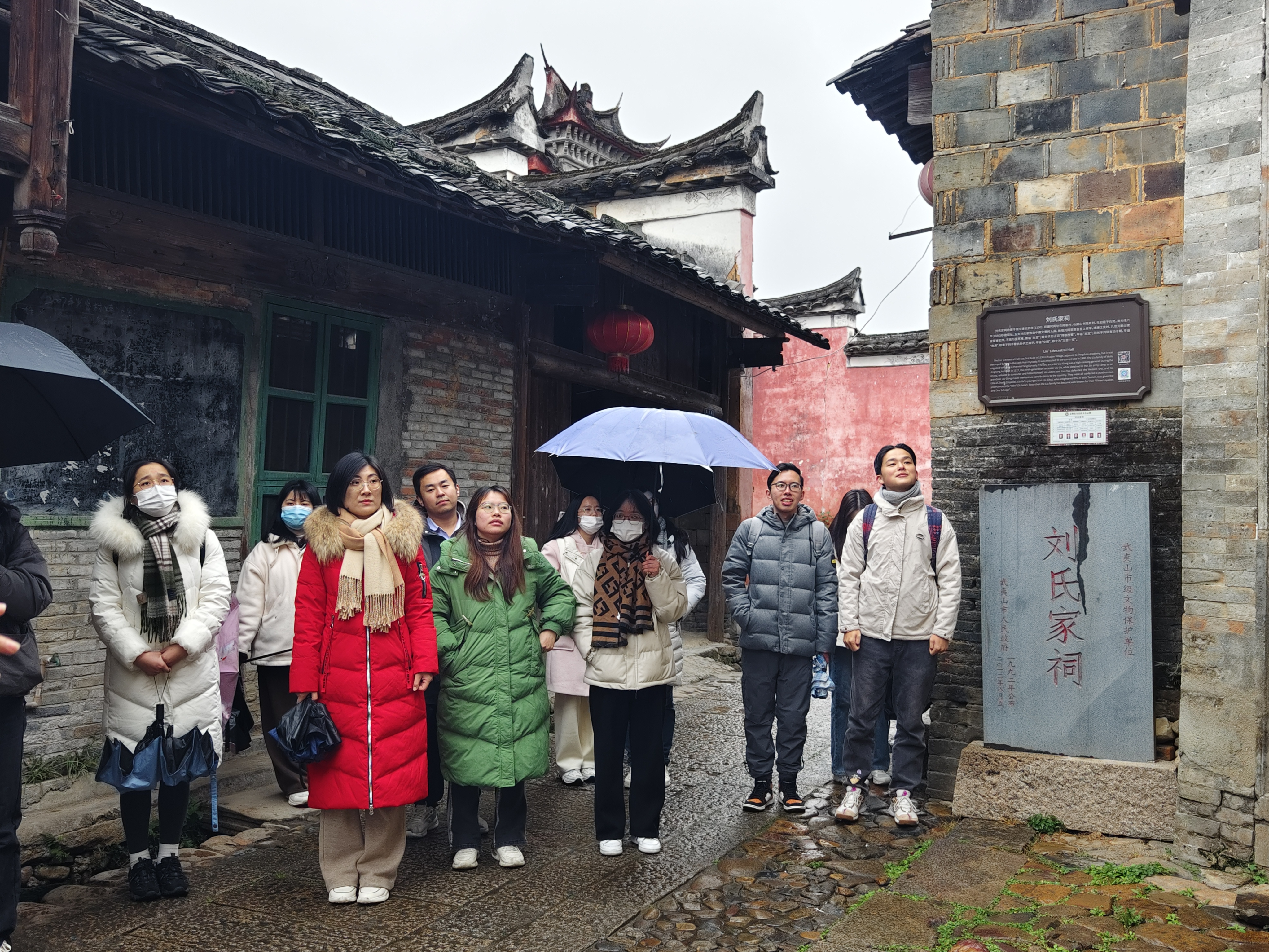 图片6参观刘氏家祠.jpg