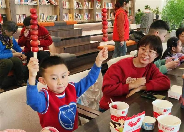 忆传统美食 串趣味童年——河北省图书馆举办糖葫芦制作活动