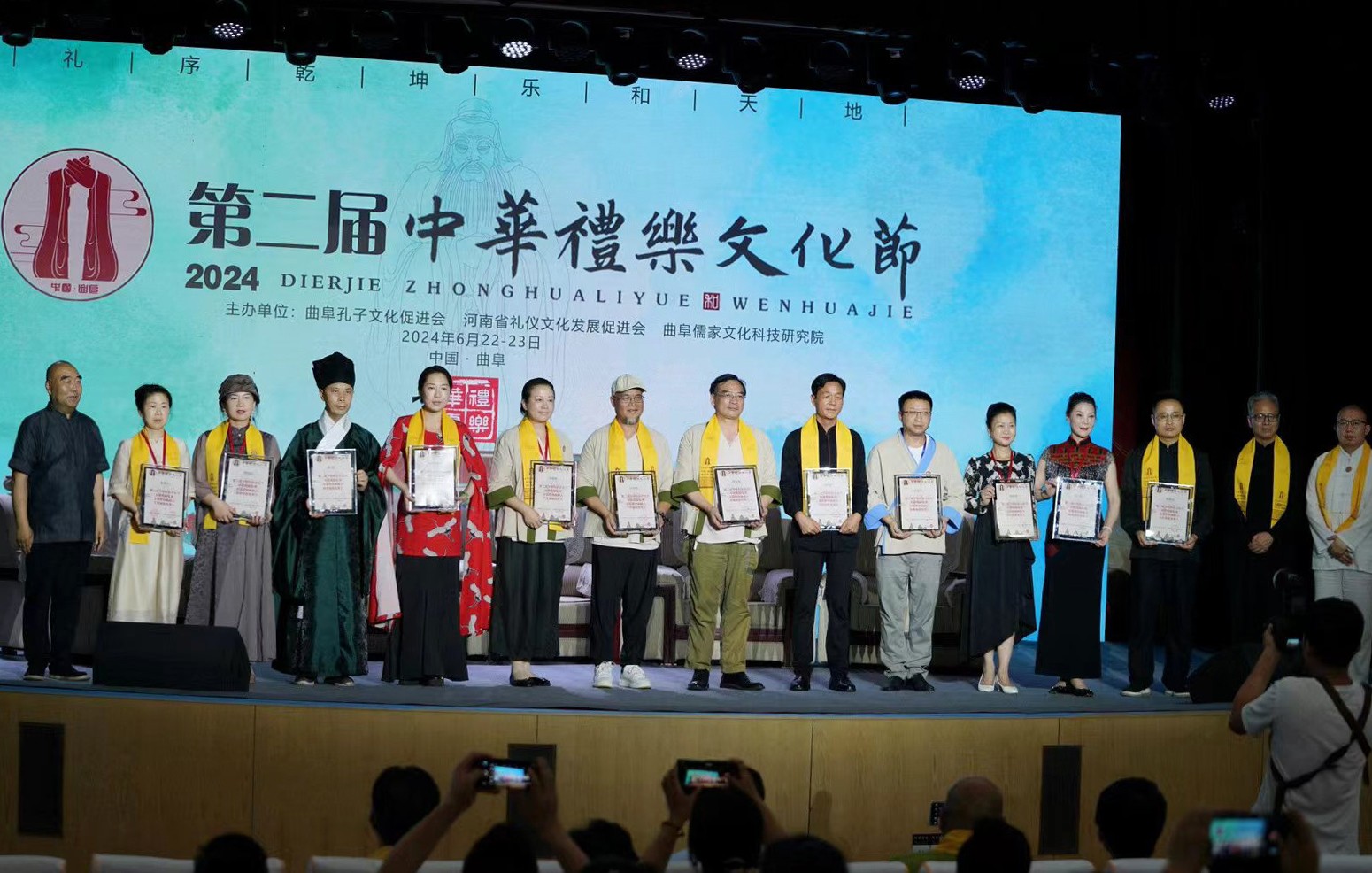7仙岳书院黄昌玲院长（左3）领取证书.jpg