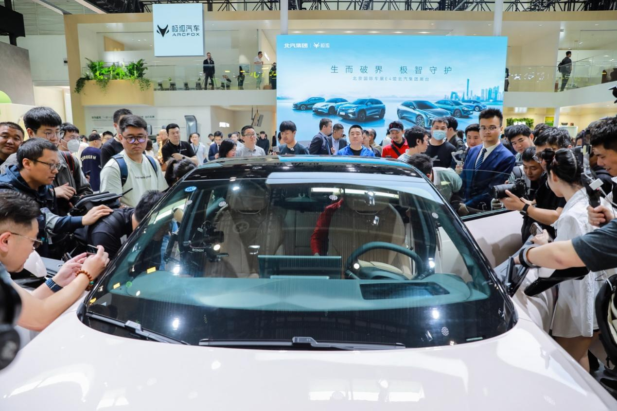 车展两大顶流雷军、周鸿祎共同助阵，高性能纯电轿车阿尔法S5北京车展引围观第8张