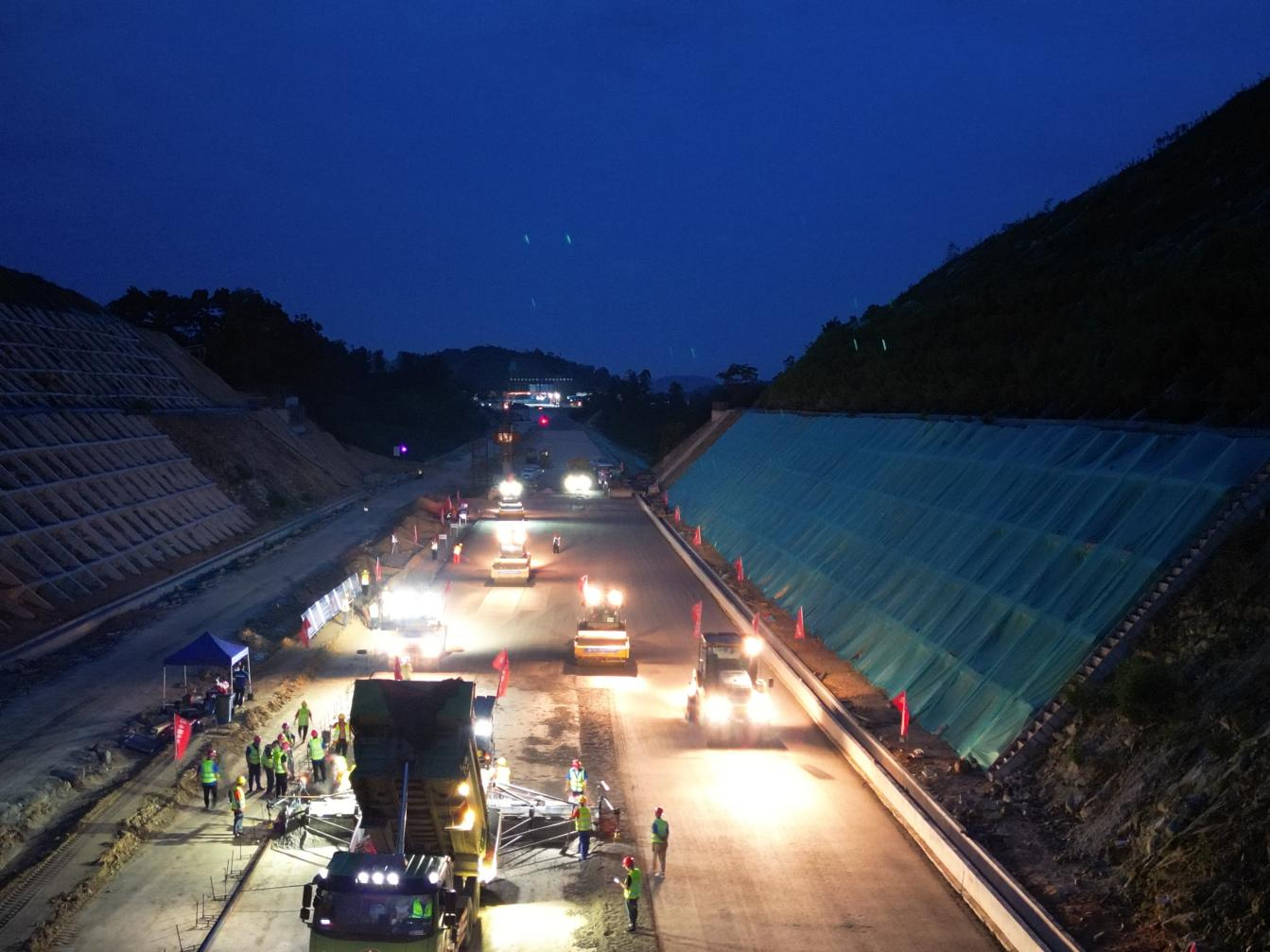 中铁十局承建阳信高速公路级配碎石垫层、底基层（试验段）顺利摊铺